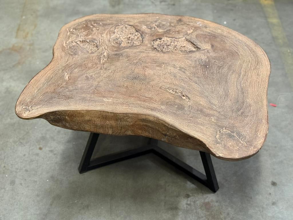 Unieke boomstam salontafel met zwart stalen frame, Huis en Inrichting, Tafels | Salontafels, Zo goed als nieuw, Minder dan 50 cm