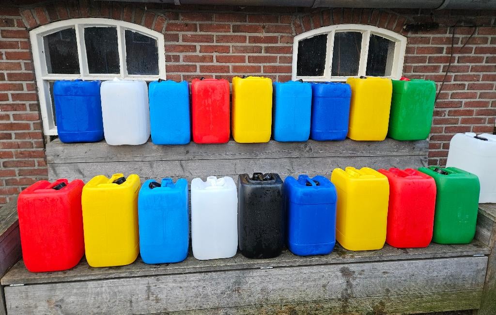 20 l. vaten / jerrycans. Verschillende kleuren beschikbaar., Ophalen, Zo goed als nieuw