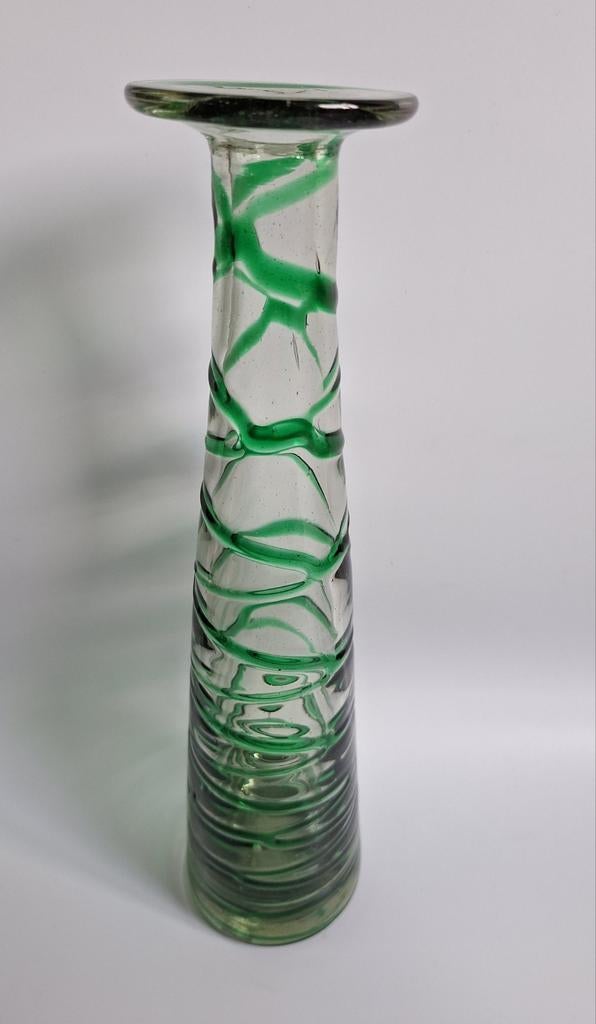 Mooie vaas van groen en blank glas van Hecho en Mexico, Ophalen of Verzenden