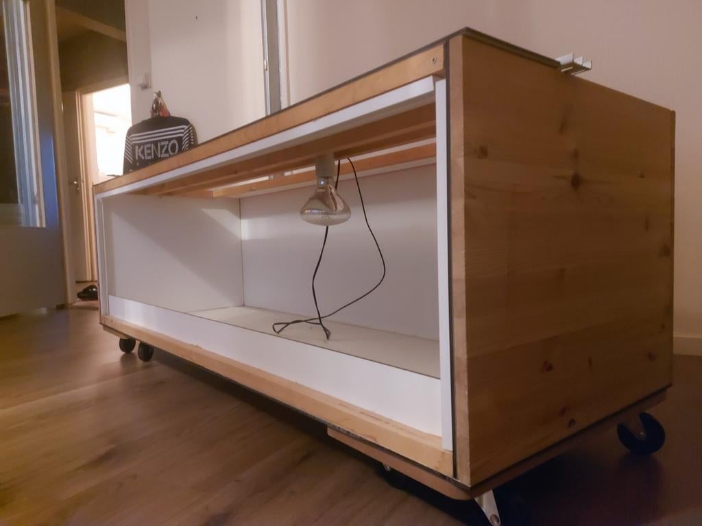 Landschildpad verblijf 1.70m breed, 60cm diep.