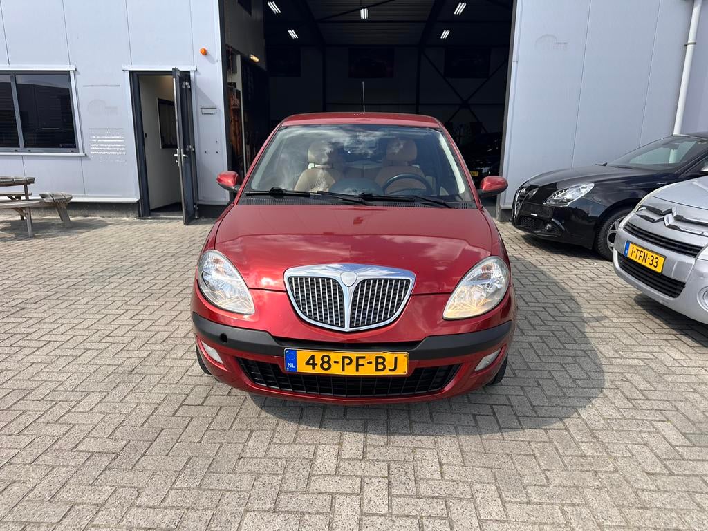 Lancia Ypsilon 1.4 16V AUT 2004 Rood Clima Leer Bose, Auto's, Lancia, 970 kg, 40 €/maand, 400 kg, 1368 cc
