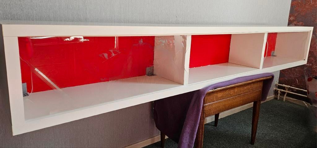 Wandkast met plexiglas schuifdeurtjes(2), Ophalen