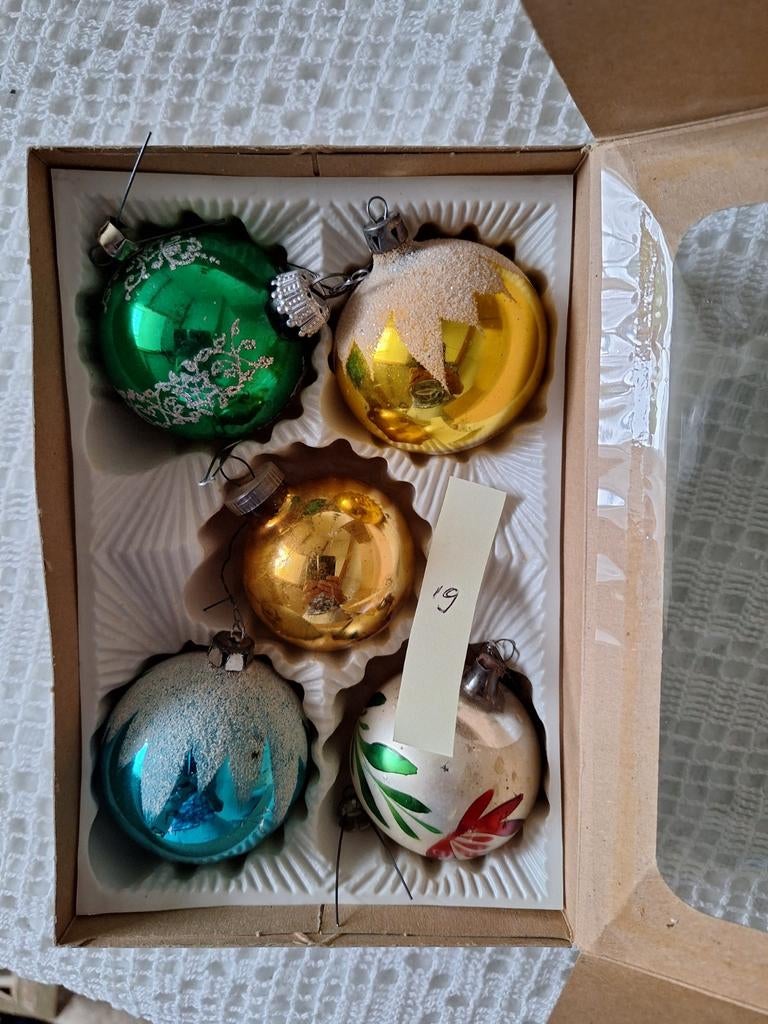 Oud doosje gekleurde kerstballen, Diversen, Kerst, Ophalen of Verzenden