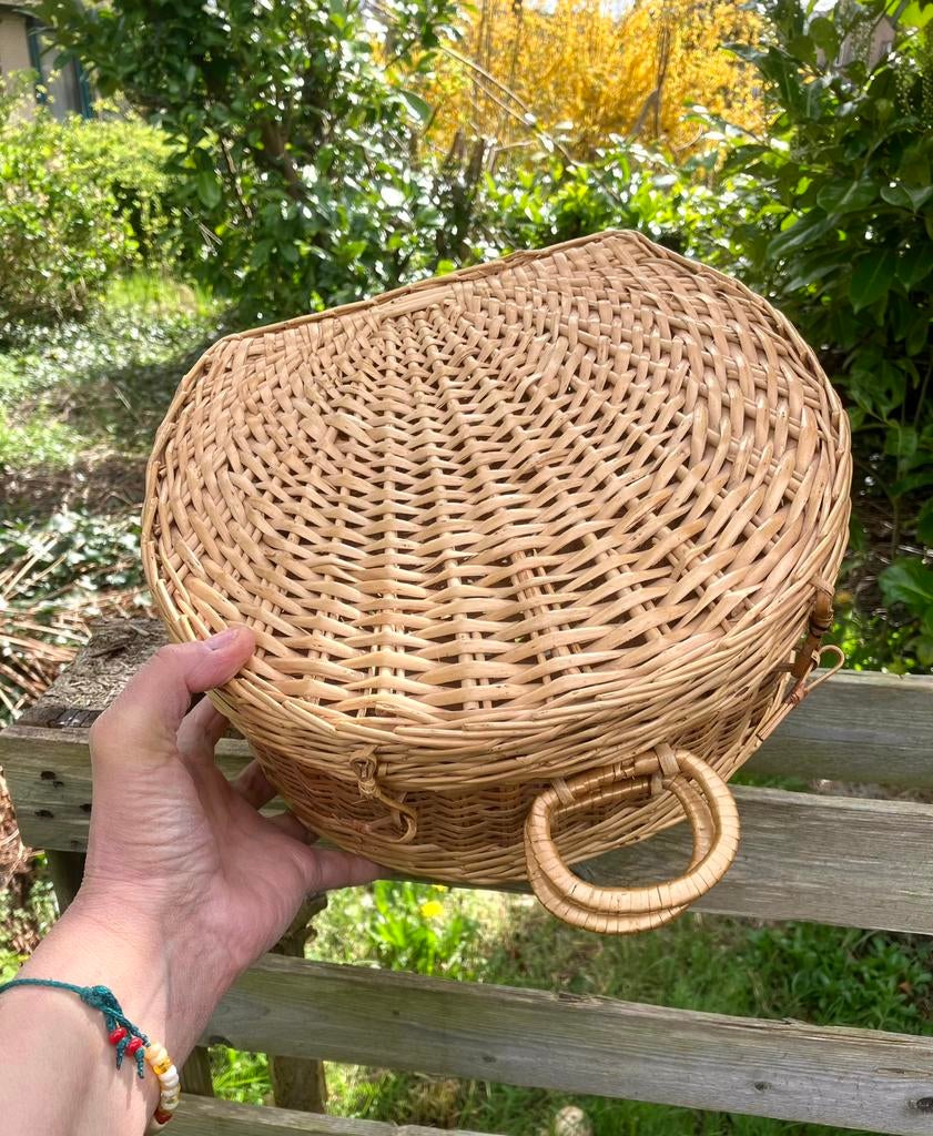 Half rond KOFFERTJE van RIET 🧺, Huis en Inrichting, Woonaccessoires | Schalen en Manden, Mand, Rond, Ophalen of Verzenden, Zo goed als nieuw