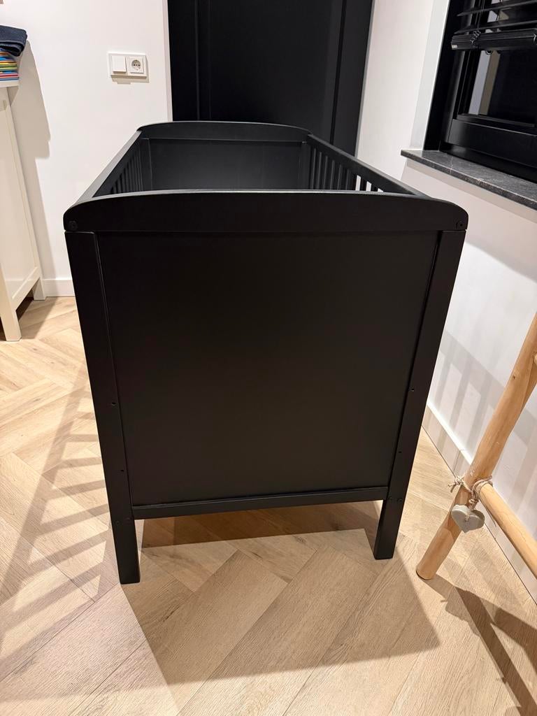 Zwart ledikant met HIMLAVALV IKEA matras, Kinderen en Baby's, Babywiegjes en Ledikanten, Ophalen of Verzenden, Gebruikt, Ledikant