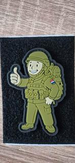 Fallout Vault Boy Nederlandse Militair PVC Patch, Ophalen of Verzenden, Embleem of Badge