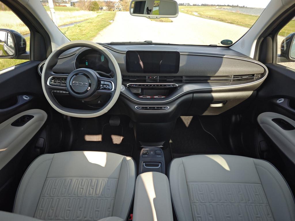Fiat 500E La Prima 42 kWh | Luxe | Co Driver (bj 2022), Gebruikt, 4 stoelen, Zwart, Leder
