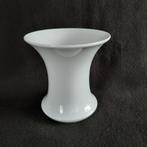 Lage, witte vaas gemerkt Hutschenreuther Germany, Ophalen, Gebruikt, Wit, Aardewerk of Porselein