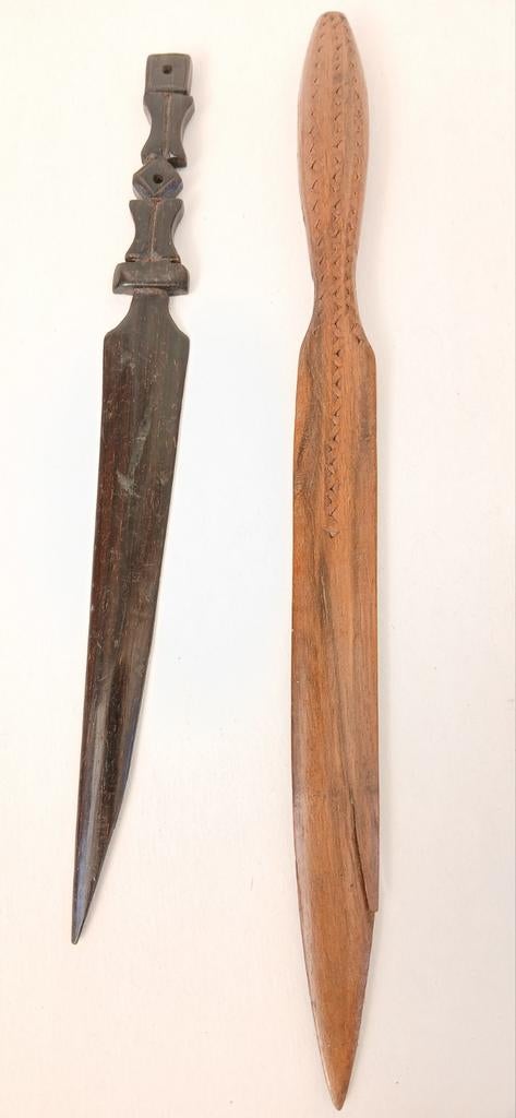 2x Oude Vintage Dolk Mes Houtsnijwerk Kunst Tribal Art, Ophalen of Verzenden