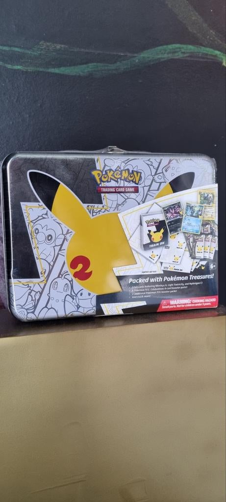 Pokemon Celebrations Chest - Nieuw & Sealed 2x, Ophalen of Verzenden, Nieuw, Overige typen