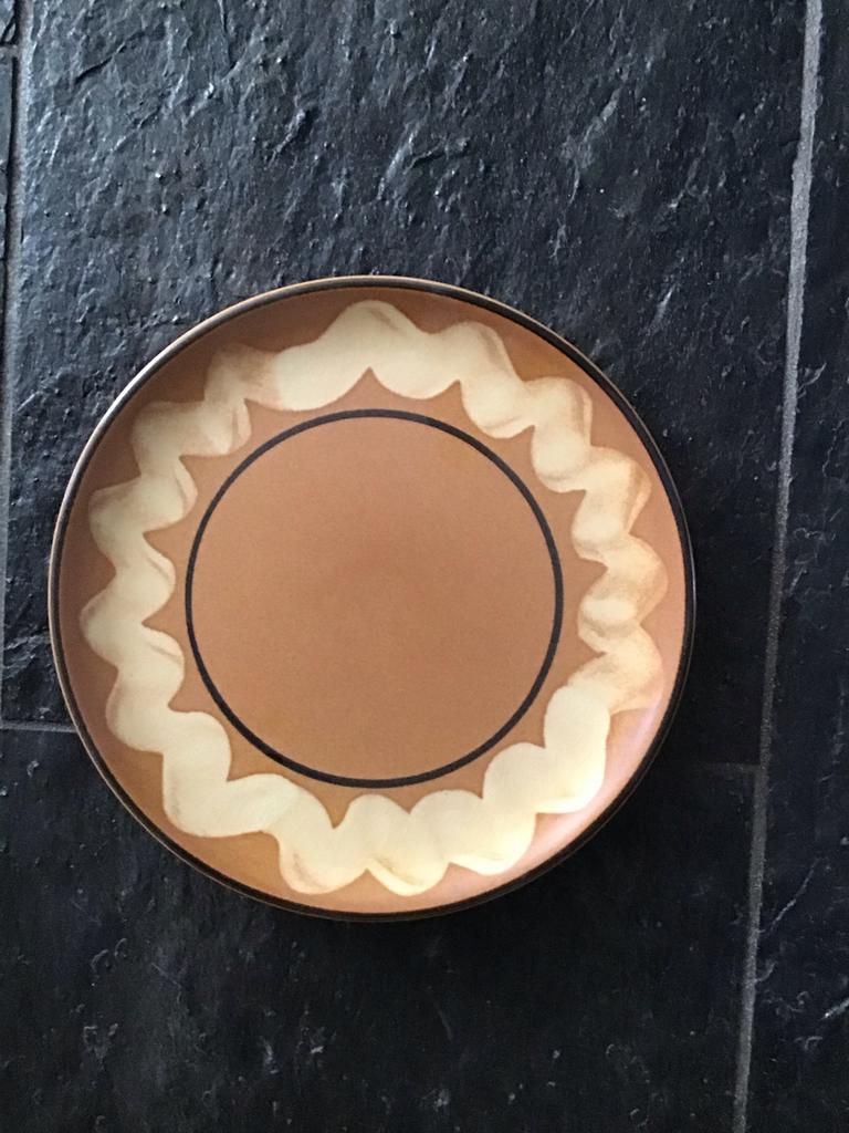 Bruin bord 20 cm met decoratie, Huis en Inrichting, Ophalen, Gebruikt, Keramiek, Bord(en)