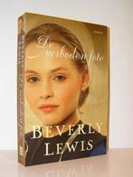 Beverly Lewis - De verboden foto (christelijke Amish roman), Boeken, Romans, Ophalen of Verzenden, Zo goed als nieuw