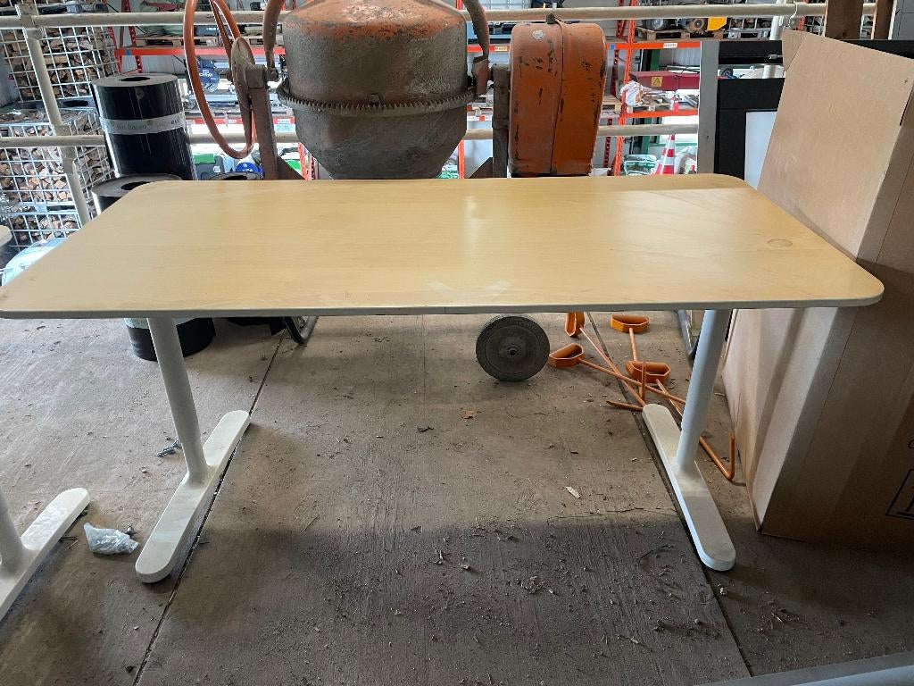 2x ikea bekant bureau's, Huis en Inrichting, Ophalen, Zit-sta bureau, In hoogte verstelbaar, Zo goed als nieuw