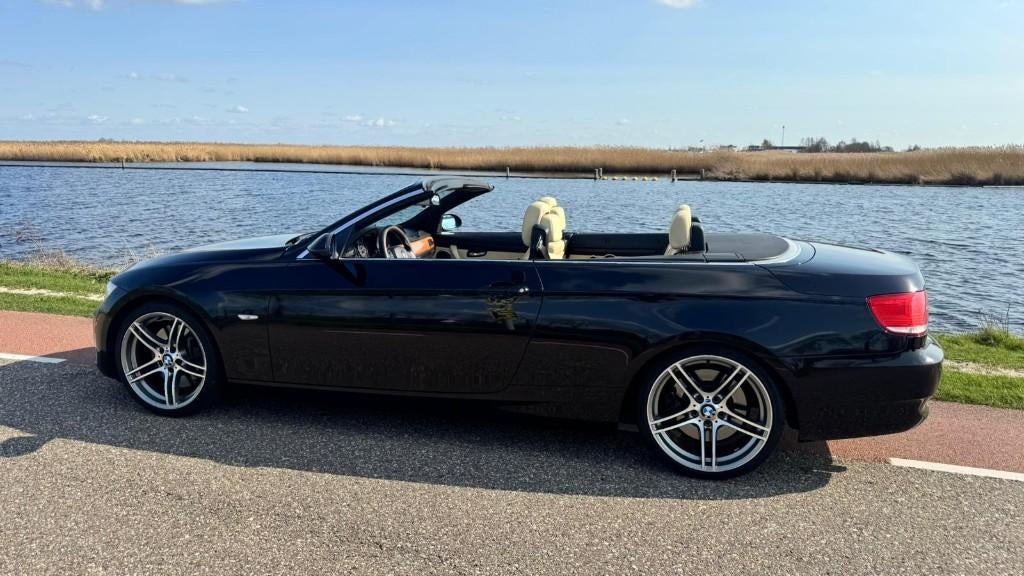 BMW 335i Uniek Handbak Cabrio HighEx 2009 Individual M-Sport, Auto's, BMW, Achterwielaandrijving, Beige, Parkeerassistent, Cabriolet