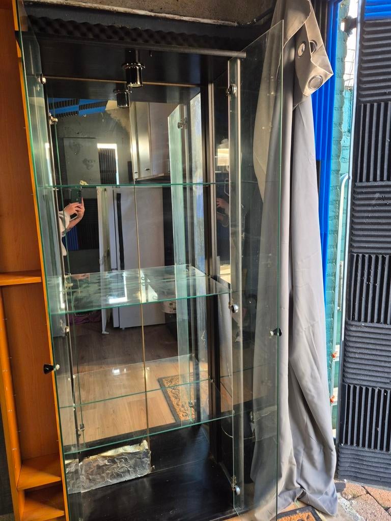 Glazen vitrinekast met kleine beschadiging aan de onderkant, Glas, 150 tot 200 cm, 25 tot 50 cm, Gebruikt