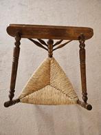 Leuk stoeltje met rieten driehoek zitting, Huis en Inrichting, Krukjes, Ophalen, Gebruikt, Hout