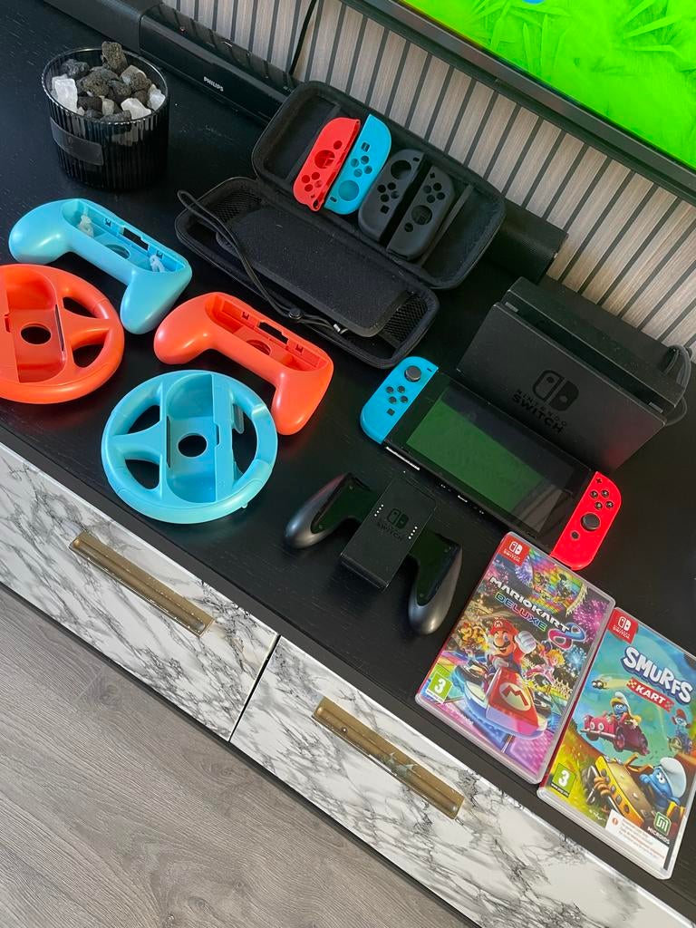 Nintendo Switch V2 met Mario Kart 8 Deluxe en Smurfs Kart, Spelcomputers en Games, Games | Nintendo Switch, Ophalen, Gebruikt