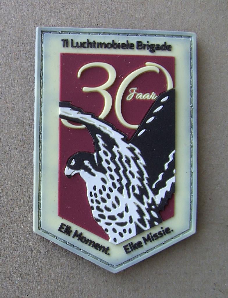 embleem / badge - 30 Jaar Luchtmobiele Brigade, Ophalen of Verzenden, Landmacht, Nederland, Embleem of Badge
