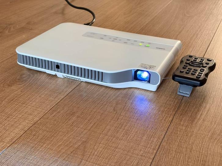 Casio XJ-A240V – HD Laser/LED beamer 2500 lumen – ultradun, Audio, Tv en Foto, Professionele Audio-, Tv- en Video-apparatuur, Zo goed als nieuw