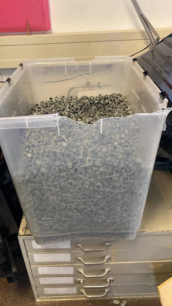 Grote partij spijkerclips - Kabelclips met spijker, Doe-het-zelf en Verbouw, IJzerwaren en Bevestigingsmiddelen, Nieuw, Spijkers