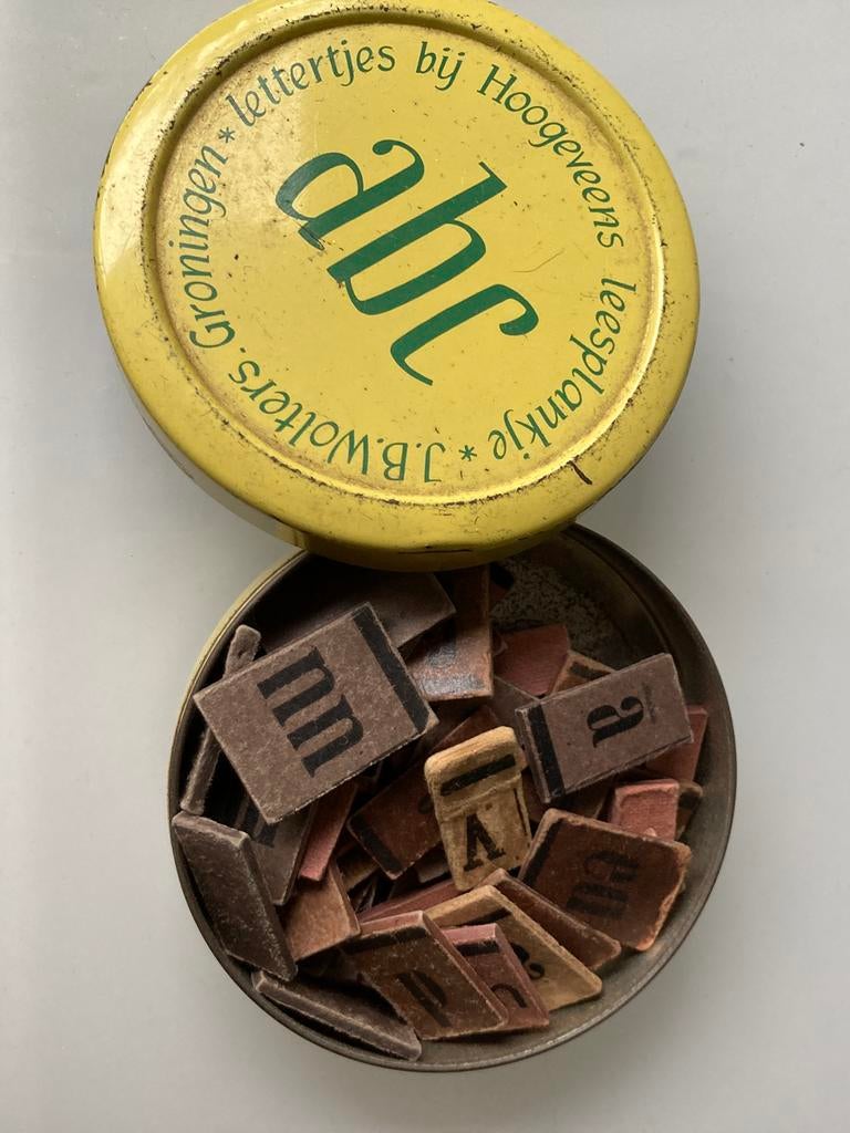 Doosje letters bij het Hoogeveens leesplankje., Antiek en Kunst, Ophalen of Verzenden