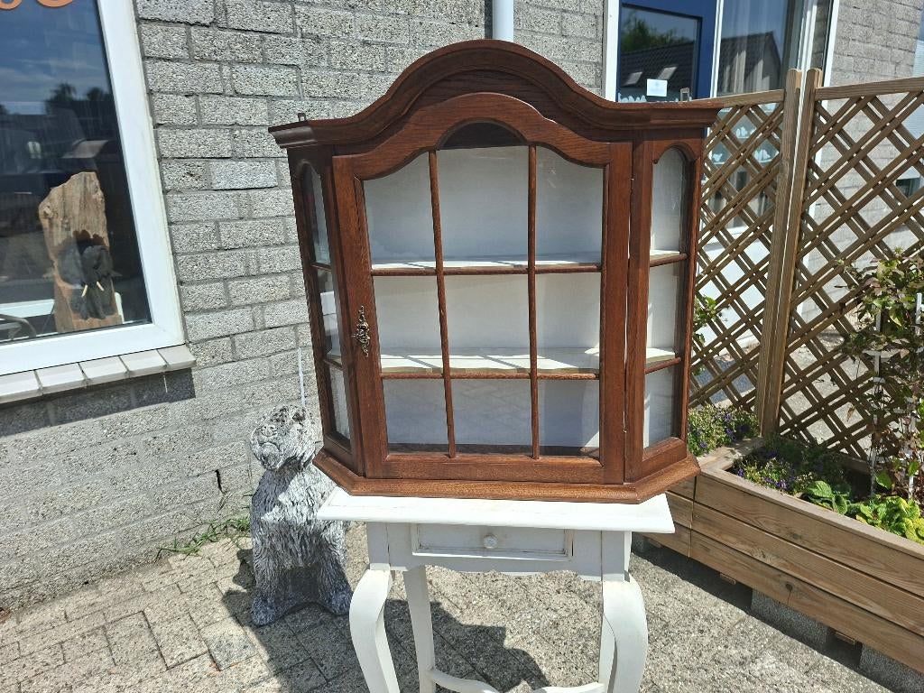 donker eiken wandvitrinekastje en wit van binnen, Ophalen, Gebruikt, Eikenhout, 50 tot 100 cm