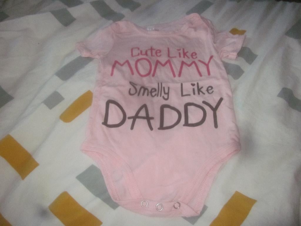 Nieuw roze rompertje Cute like Mommy Smelly like Daddy 68/74, Kinderen en Baby's, Babykleding | Maat 68, Ophalen of Verzenden