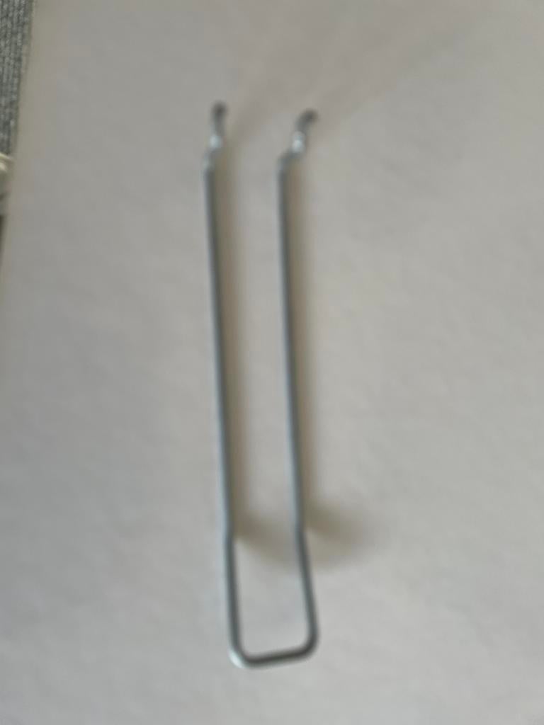 100 stuks gaatjesbordhaken  15 cm, Ophalen of Verzenden, Zo goed als nieuw