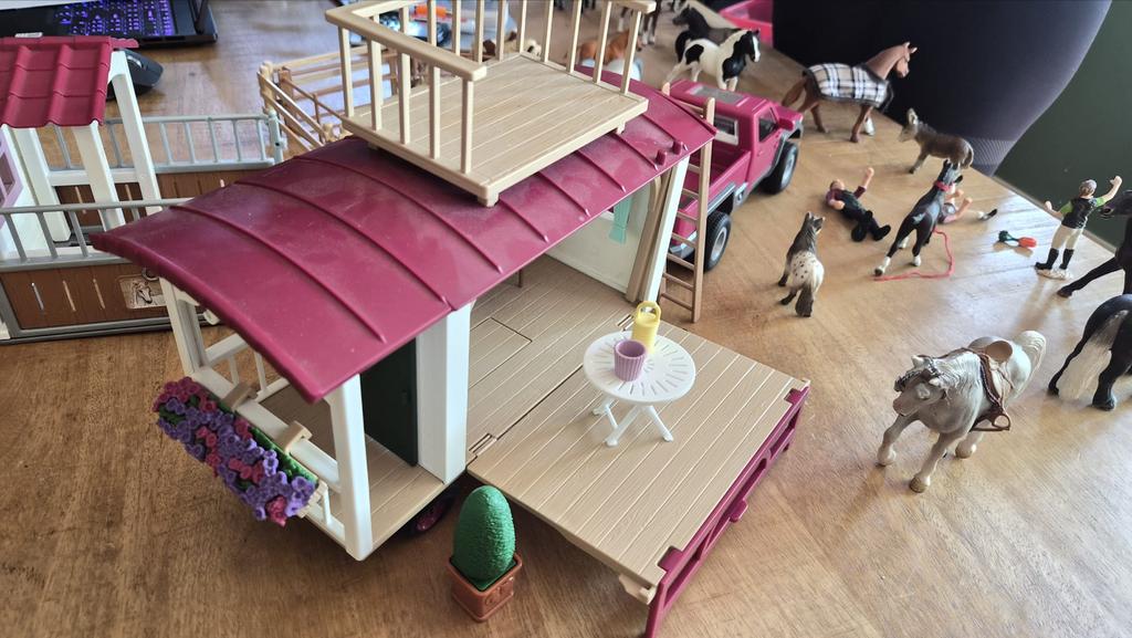 Grote Schleich paarden set: paarden, stal, caravan, auto, Ophalen, Gebruikt, Jongen of Meisje