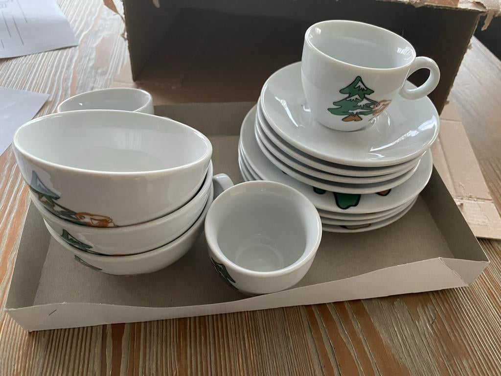 Kinder porselein servies met dennenboom decoratie, Ophalen, Zo goed als nieuw, Overige stijlen, Porselein