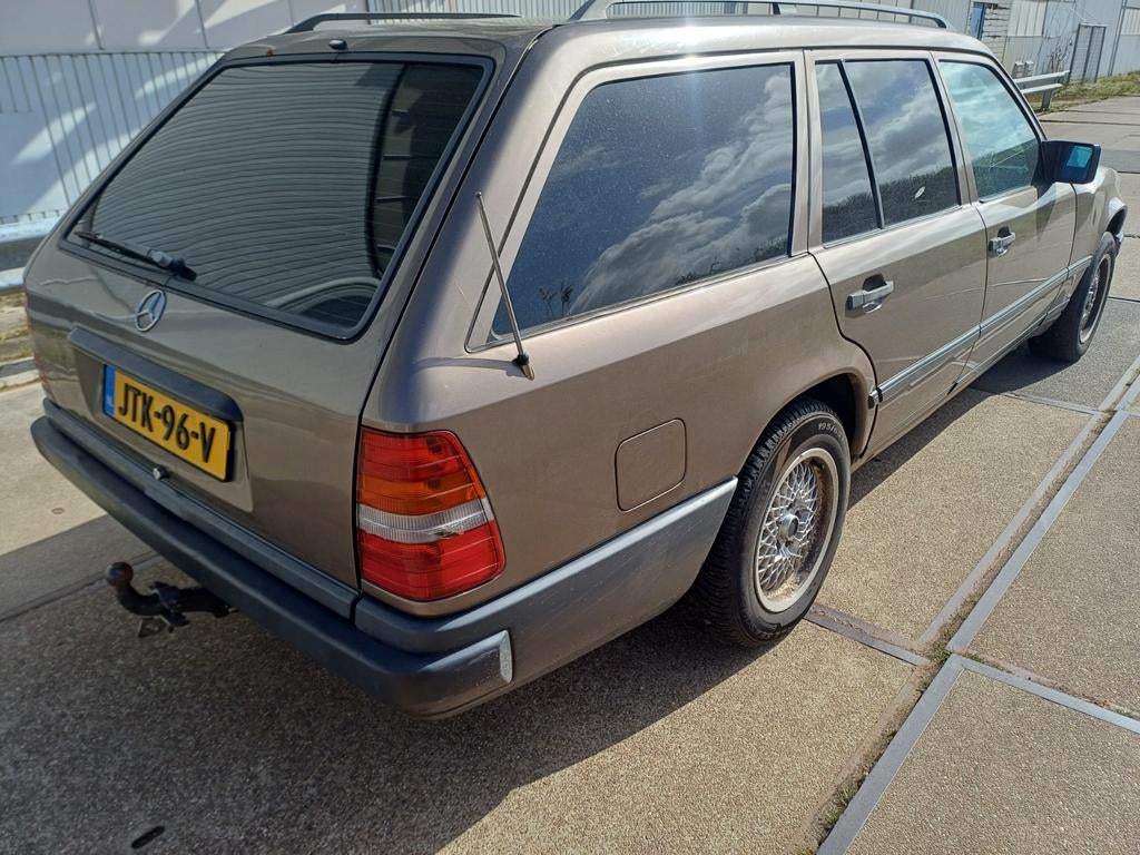 Mercedes s124 / w124 diesel org nl oldtimer 1987, Auto's, 1414 kg, Zwart, Bruin, 7 stoelen
