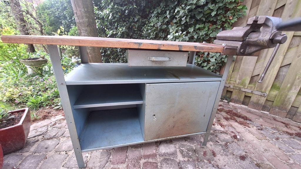 Vintage metalen werkbank met houten blad en bankschroef, Doe-het-zelf en Verbouw, Werkbanken, Ophalen, Gebruikt, 70 tot 120 cm