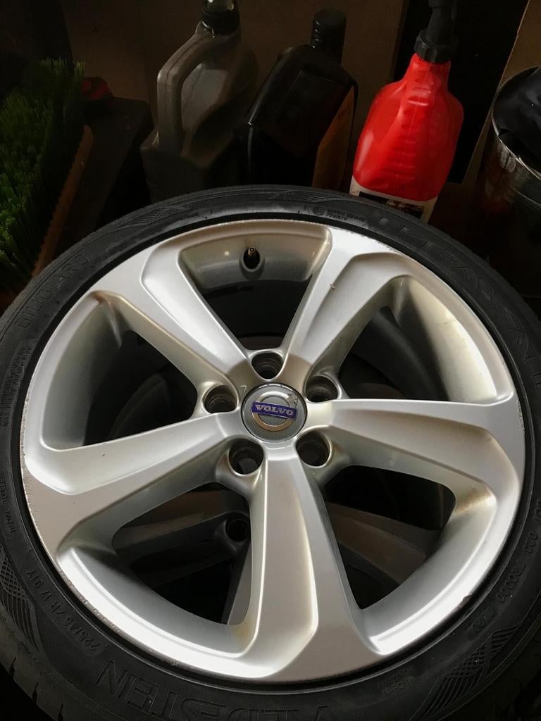 Prachtige volvo v40 velgen met zomerbanden, Auto-onderdelen, Banden en Velgen, Ophalen, 17 inch, Zomerbanden, 225 mm