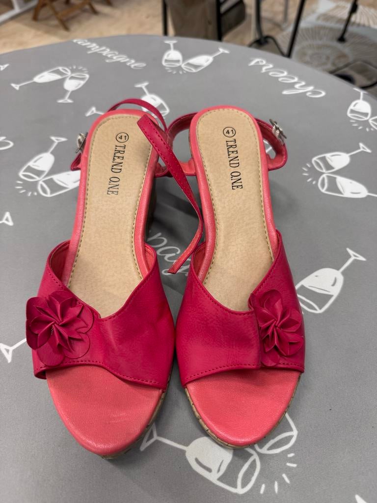 Roze sleehak sandalen met bloem - Trend One, Ophalen of Verzenden, Gedragen, Roze, Sandalen of Muiltjes
