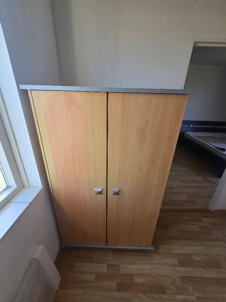 Kledingkast - 2-deurs, Ophalen, Met deur(en), 100 tot 150 cm, Zo goed als nieuw
