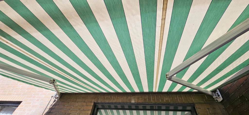 Knikarmscherm groen-wit gestreept, gebruikt, Tuin en Terras, Ophalen, Gebruikt, 150 tot 300 cm, 250 cm tot 450 cm