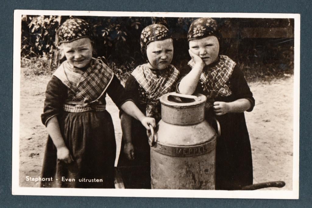 Staphorst - Even uitrusten (3 meisjes met melkbus), Verzamelen, Ansichtkaarten | Themakaarten, Verzenden, 1940 tot 1960, Gelopen