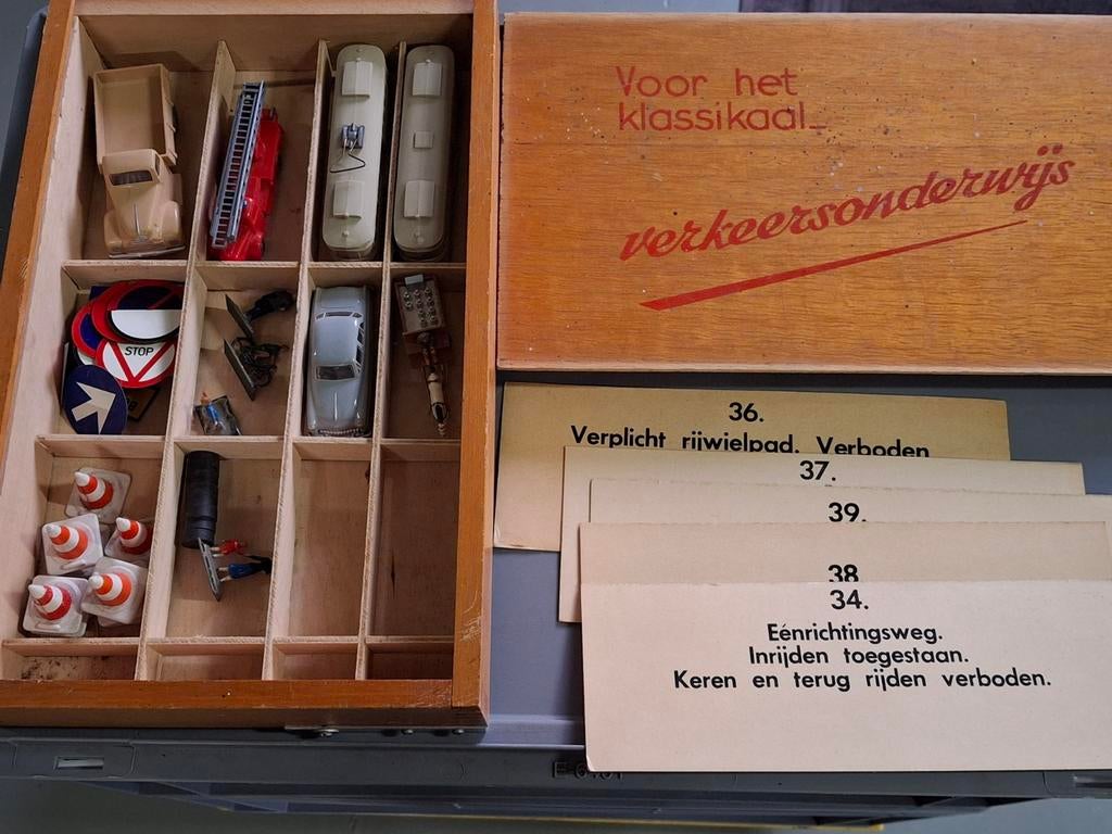 Houten kist Verkeersonderwijs met Siku modellen e.a, Hobby en Vrije tijd, Modelauto's | Overige schalen, Zo goed als nieuw, Auto