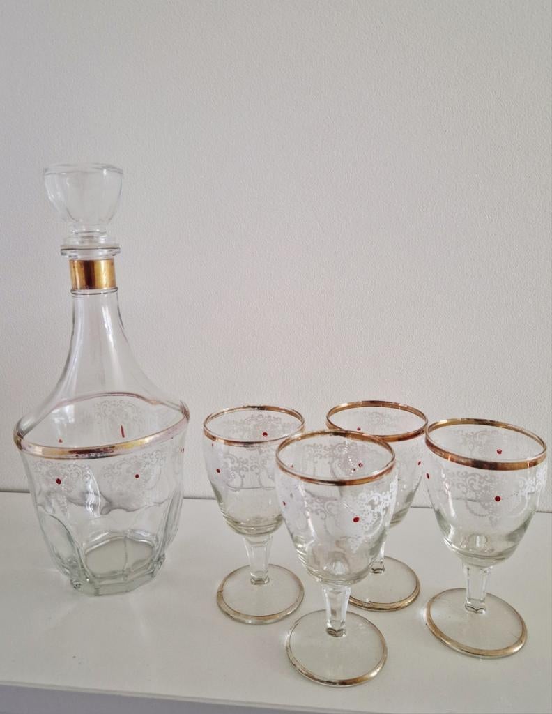 Vintage glazen karaf met 4 glazen - Gouden details, Ophalen