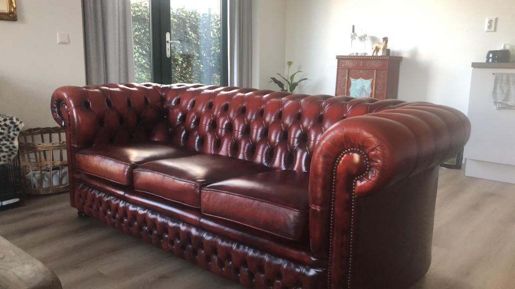 Driezits Chesterfield bank Oxblood red, Huis en Inrichting, Banken | Bankstellen, Ophalen, Gebruikt, Chesterfield, Driepersoons