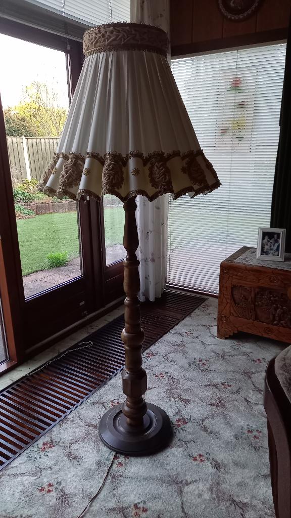 Vintage schemerlamp met houten voet, Ophalen, Gebruikt, Vintage, Stof