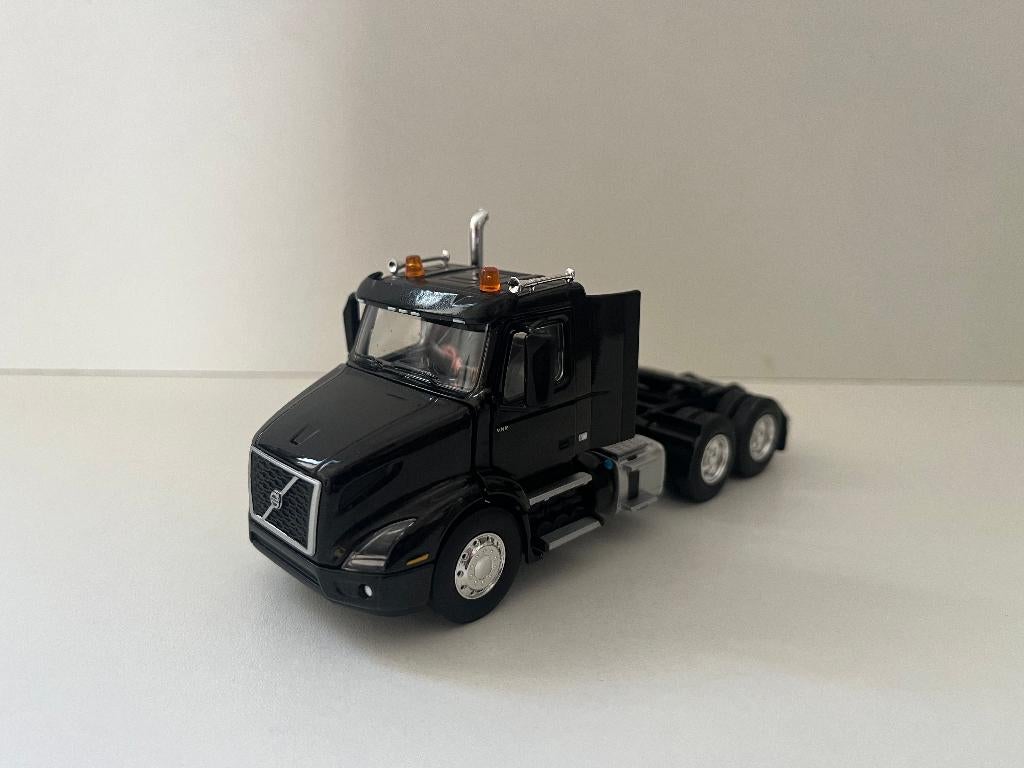 Zwarte Volvo VNR 300 dagcabine van First Gear, Hobby en Vrije tijd, Ophalen of Verzenden, Nieuw, Bus of Vrachtwagen, Overige merken