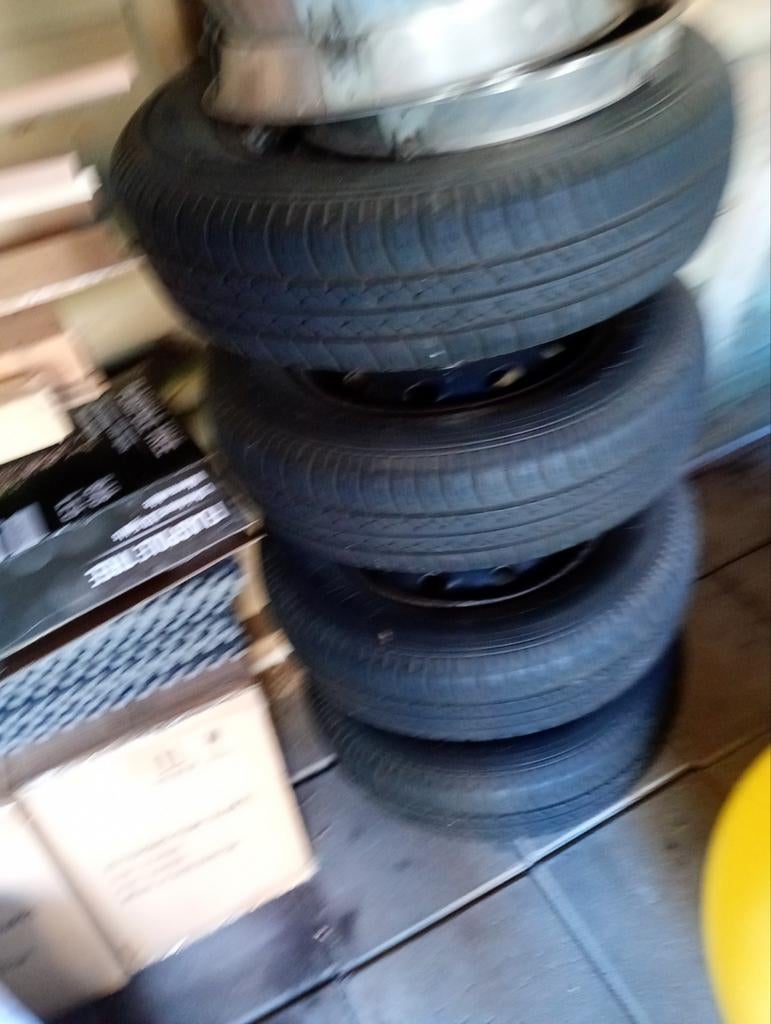 Gebruikte banden en velgen met wieldoppen, Auto-onderdelen, Banden en Velgen, Ophalen, Overige, Gebruikt, Overige