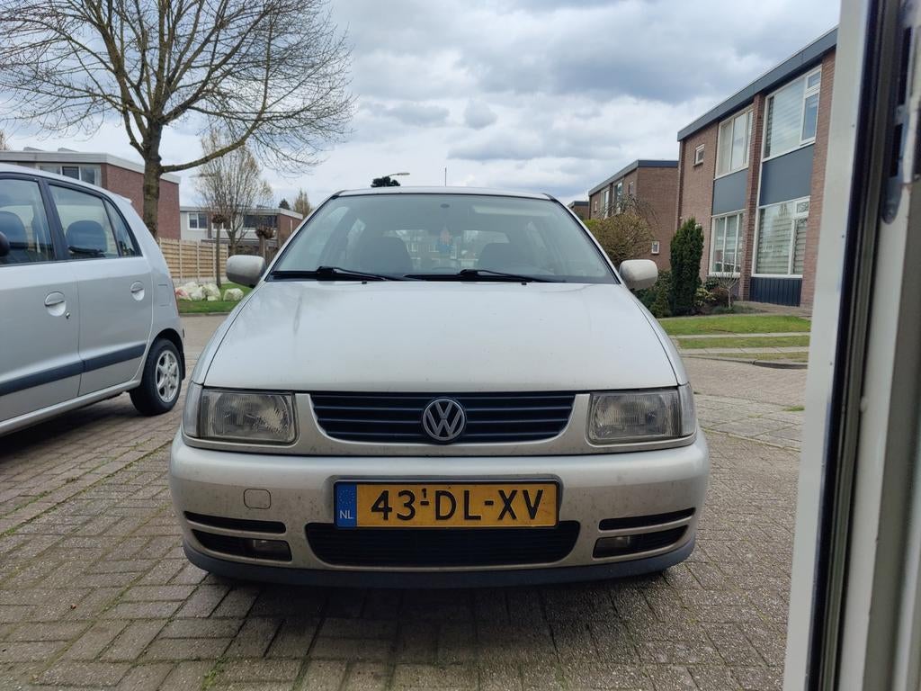 Volkswagen Polo 1999, Voorwielaandrijving, Stof, 40 €/maand, Zwart