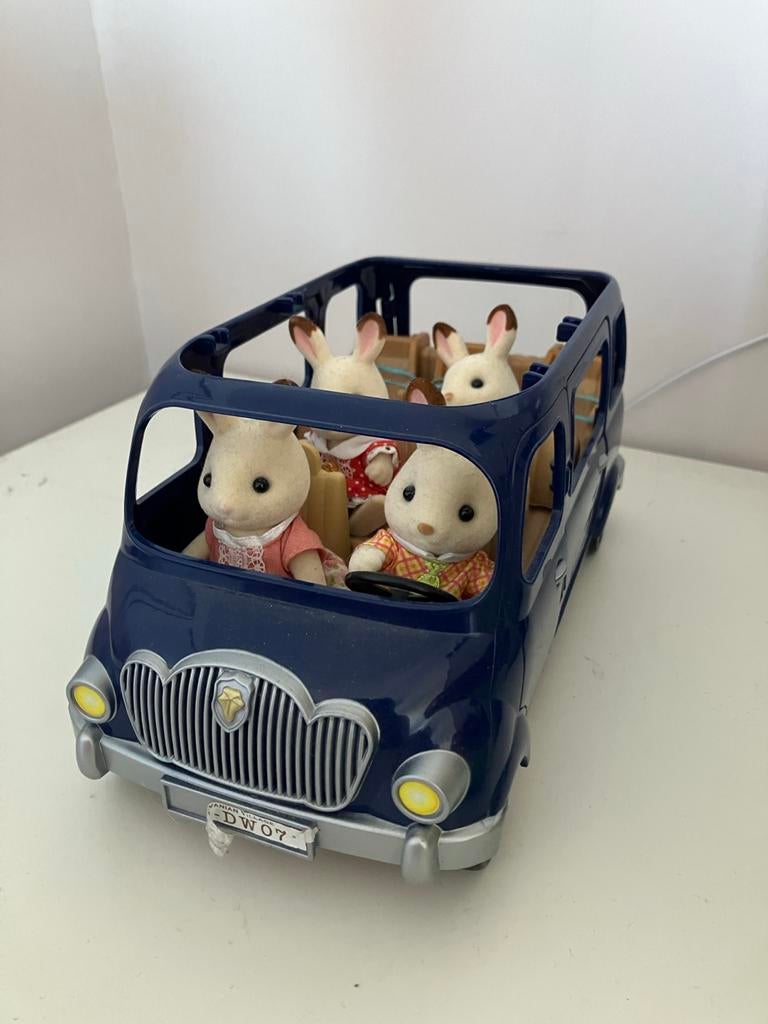 Sylvanian Family auto met konijnenfamilie, Kinderen en Baby's, Speelgoed | Speelgoedvoertuigen, Ophalen, Gebruikt