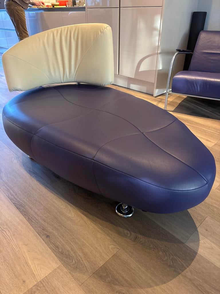 Leolux Kikko paarse leren chaise longue met ecru rugleuning, Gebruikt, Eenpersoons, Leer, Ophalen of Verzenden