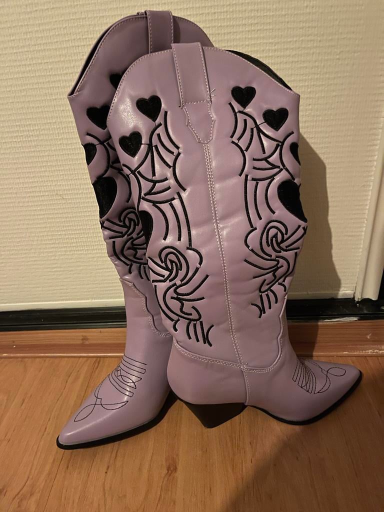 Lila paarse country laarzen met hartjes en borduursel, Kleding | Dames, Schoenen, Ophalen of Verzenden, Zo goed als nieuw, Overige kleuren