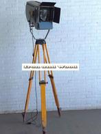 Grote zwarte industriele spot op houten statief- oud/vintage, Huis en Inrichting, Gebruikt, Stoer, robuust, vintage , industrieel, loft, oud , statief