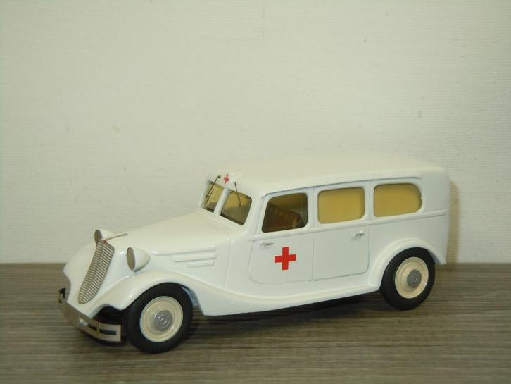 Tatra T52 Ambulance - Handbuilt Model - 1:43, Hobby en Vrije tijd, Modelauto's | 1:43, Zo goed als nieuw, Auto, Overige merken