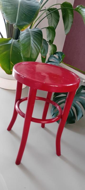 Retro vintage bordeaux kleurig krukje beschikbaar voor biedingen